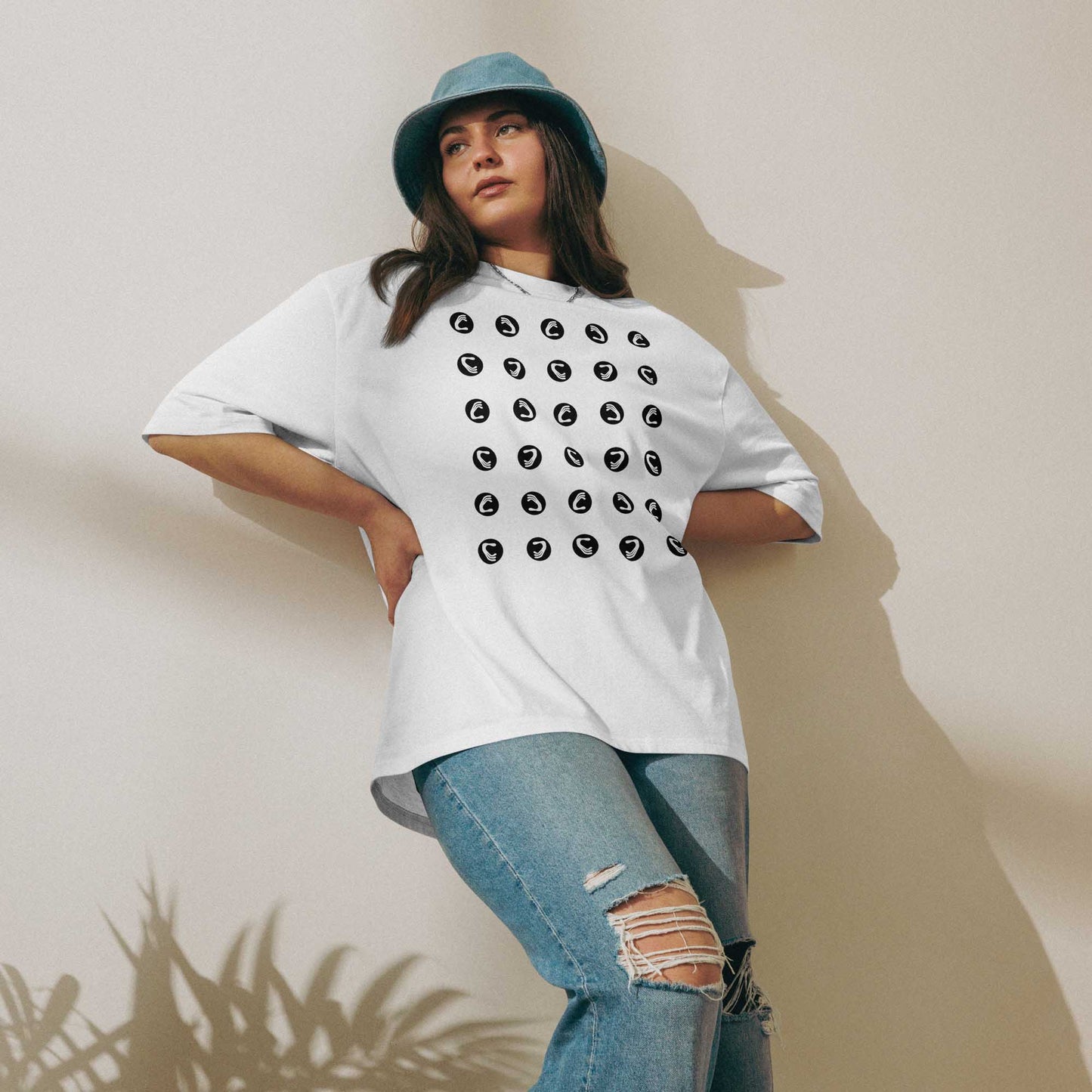 Schweres, übergroßes T-Shirt mit Handlogo von Maria Marachowska